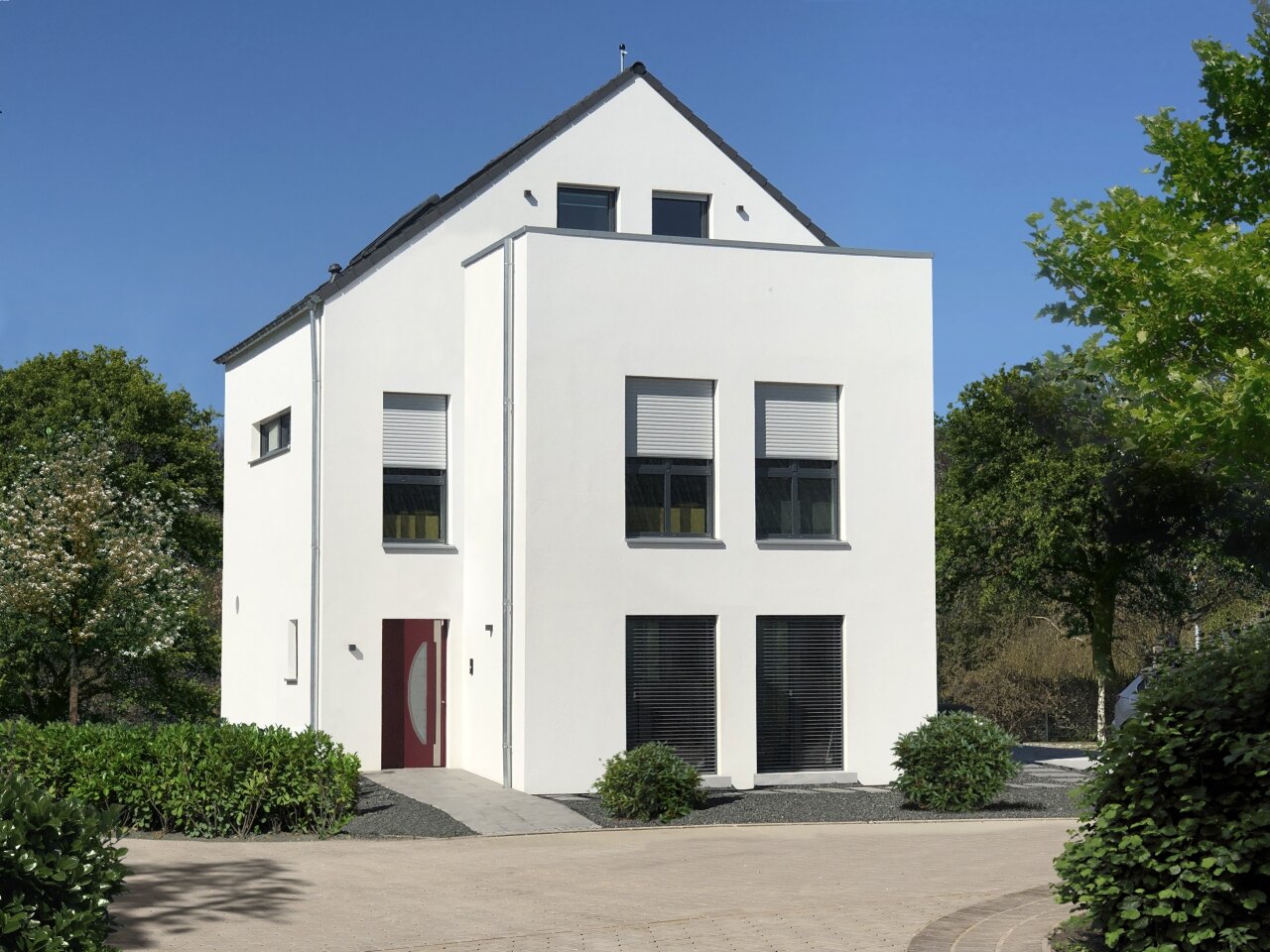 Schwabach: Hell, elegant und praktisch - Ein Haus mit zeitlosem Satteldach 